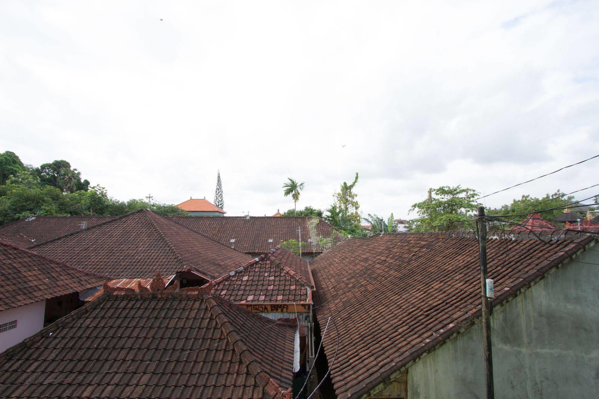 Oyo 3950 The Ratna Hotel Kuta  Exterior photo